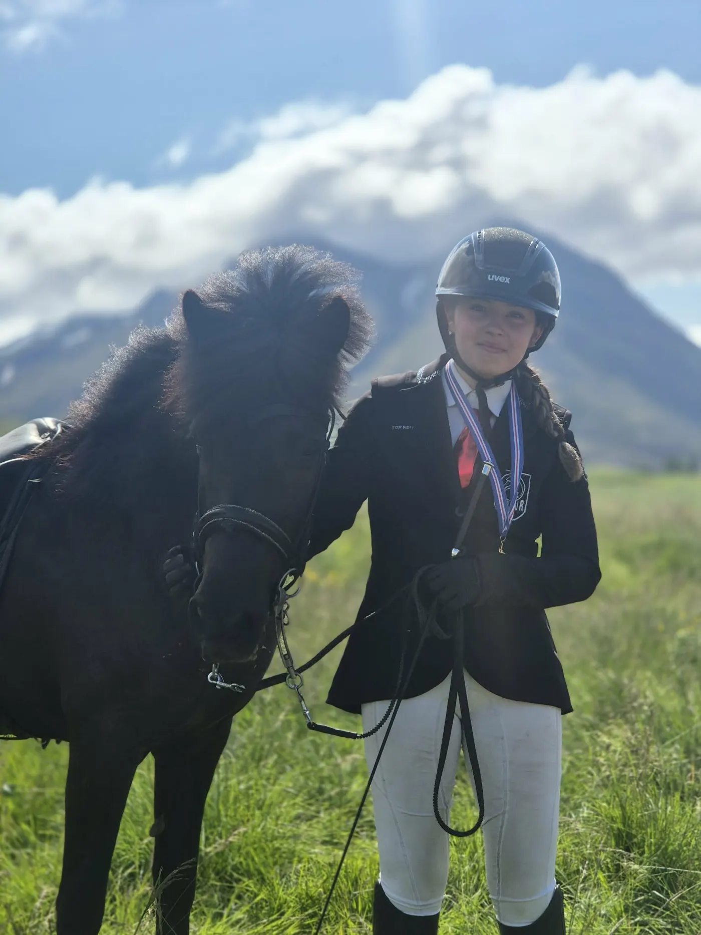 Ungir knapar með íslenskan hest að lokinni keppni
